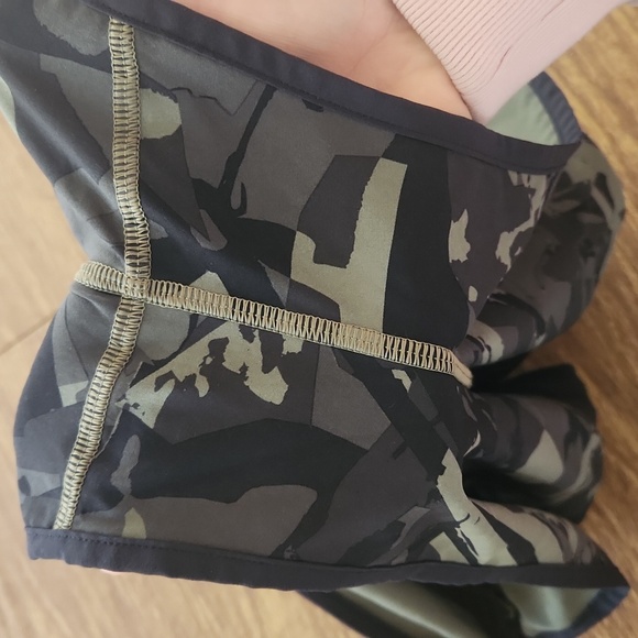 Lululemon Camo Shorts Size 6 - Picture 5 of 6